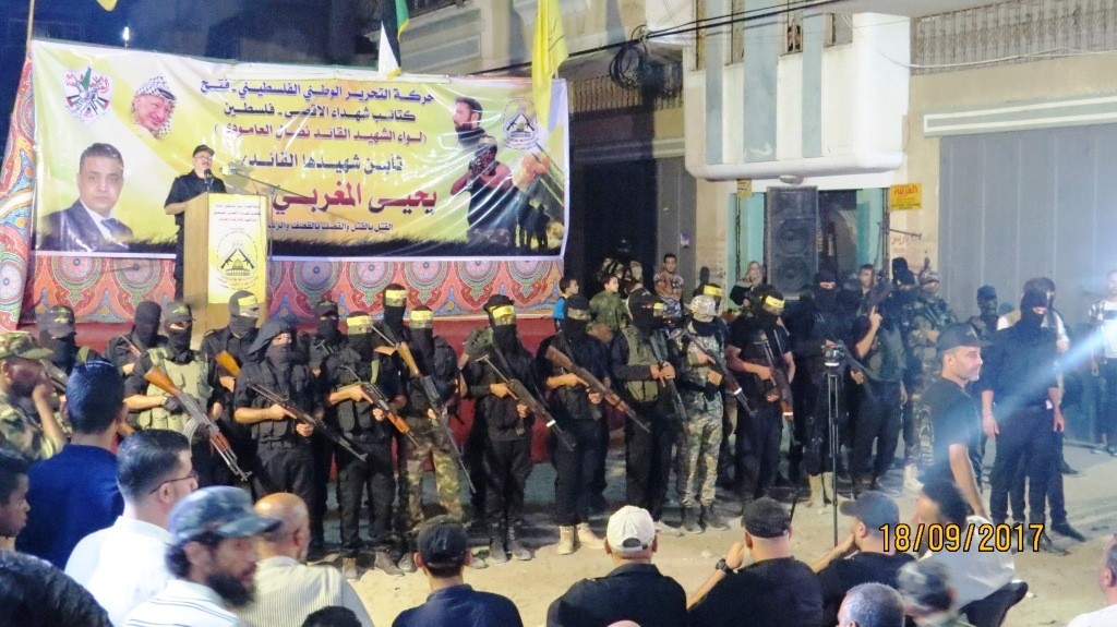 بالصور: الجناح العسكري لـ"فتح" يؤبن أحد قياداته بغزة