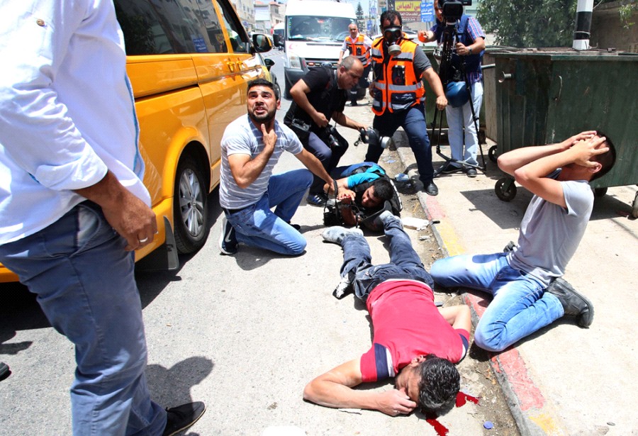 محدث بالصور: شهيد وإصابات خلال مواجهات مع قوات الاحتلال في حوارة جنوب نابلس