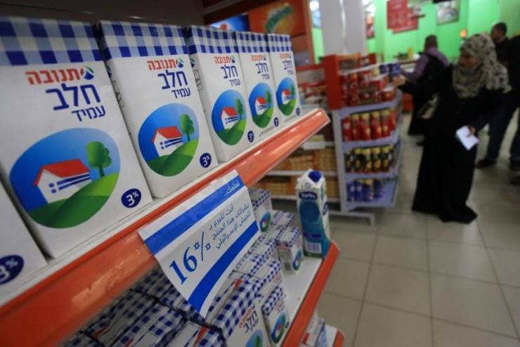ضبط "214" طناً من منتجات المستوطنات وإحالة "23" تاجراً للنيابة