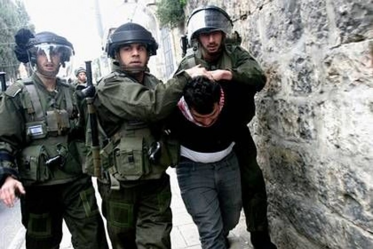 اعتقال فلسطيني بزعم مساعدته في تنفيذ عمليات بالقدس