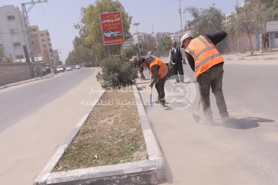 بالصور: استقبالاً للصيف.. البدء بكنس الأتربة من عدة شوارع رئيسة بغزة