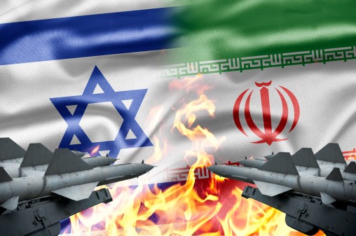 "إسرائيل" تنوي تفجير المفاعل الإيراني