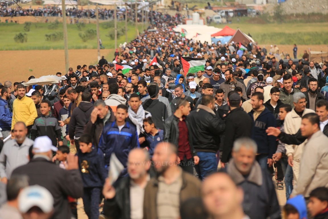 بالصور: فريق طبي لعلاج مصابي مسيرة العودة بمنازلهم