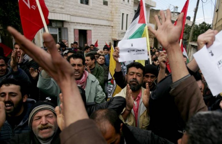 مسيرة تضامنية مع الأسرى وسط نابلس