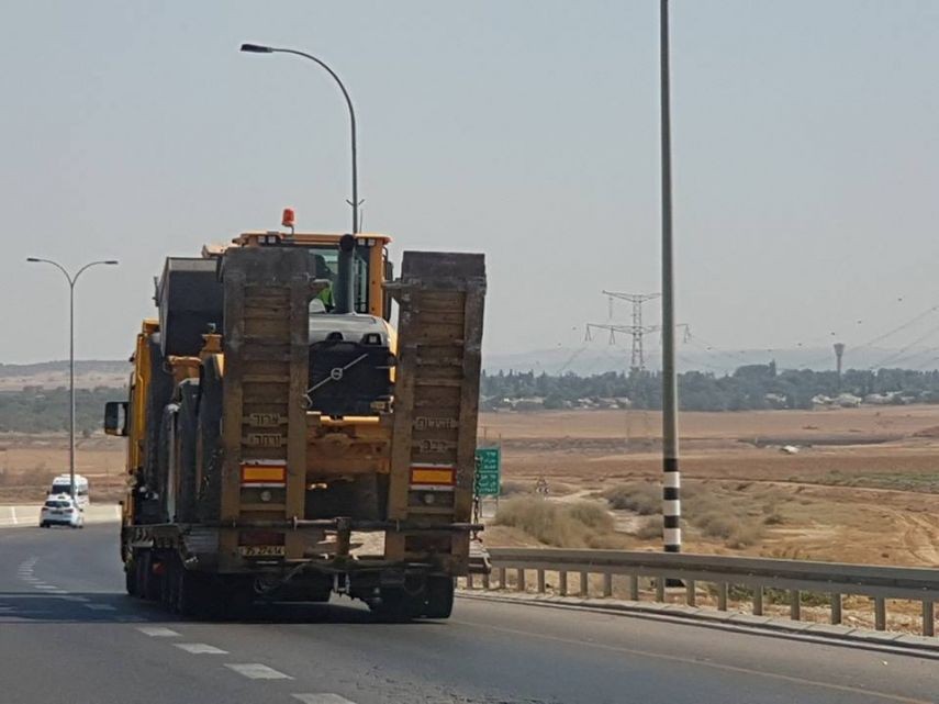 بالصور: تجريف أراضٍ وسياج بالنقب المحتل 