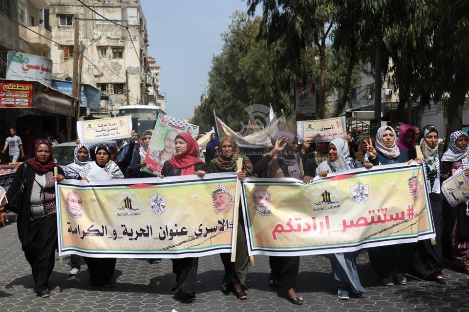 "فتح" تنظم مسيرة حاشدة دعماً للأسرى المضربين عن الطعام بغزة