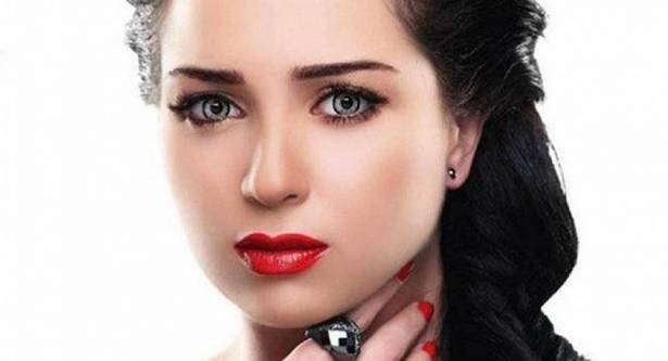 بالصور : بمناسبة السنة الجديدة مي عز الدين تكشف عن أكثر من "وشم" على جسدها