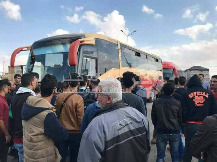بالصور: طلبة عالقين يُغلقون بوابة معبر "رفح" للمطالبة بتمديد فتحه ليومٍ آخر