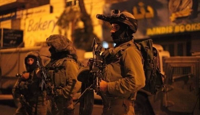 بالأسماء: حملة مداهمات واعتقالات بالضفة والقدس تطال 8 مواطنين