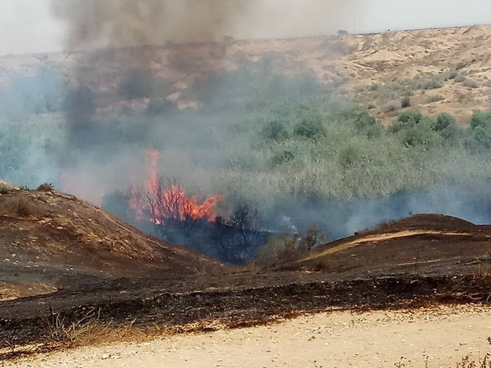 حرائق بمستوطنات محاذية لـ"خانيونس" بفعل طائرة ورقية