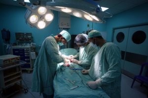 فريق طبي فلسطيني ينجز مهمة الأولى من نوعها في روندا