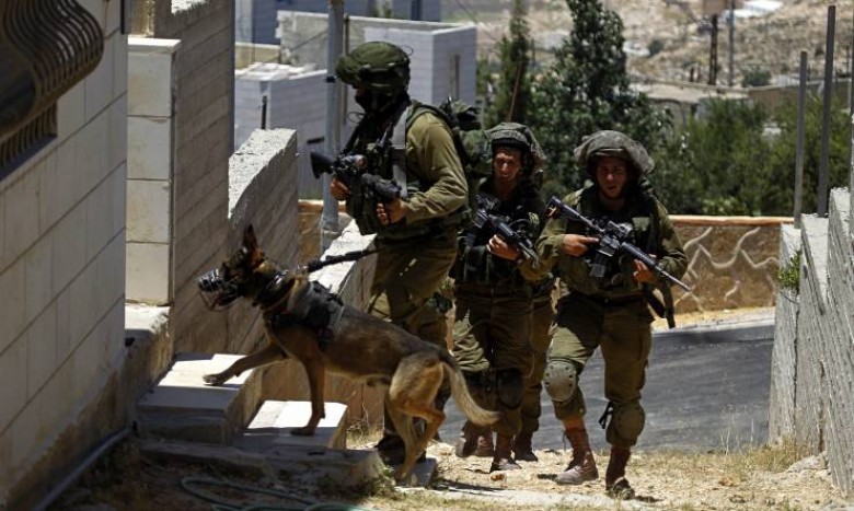 الاحتلال يطرد عائلة فلسطينية من منزلها بحيفا