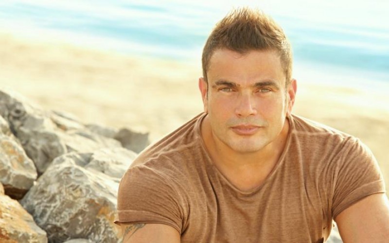 عمرو دياب يظهر بدون خاتم زواج فهل انفصل رسمياً عن زوجته؟!