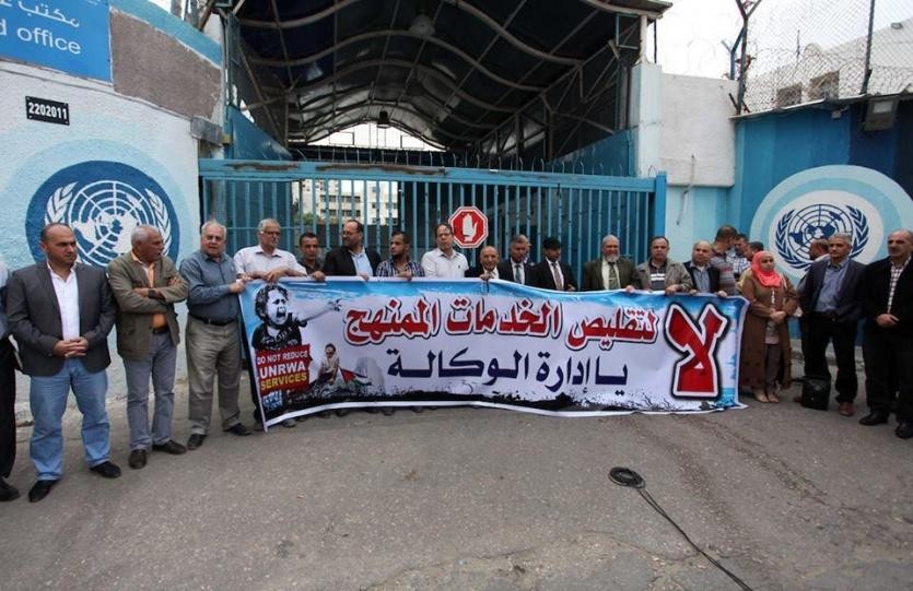 موظفو وكالة الغوث يغلقون مكتب مدير الوكالة في مخيم الفارعة