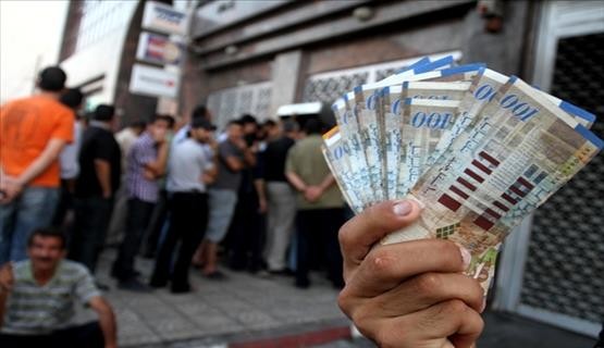 المالية: رواتب موظفي السلطة غداً الأربعاء عبر البنوك