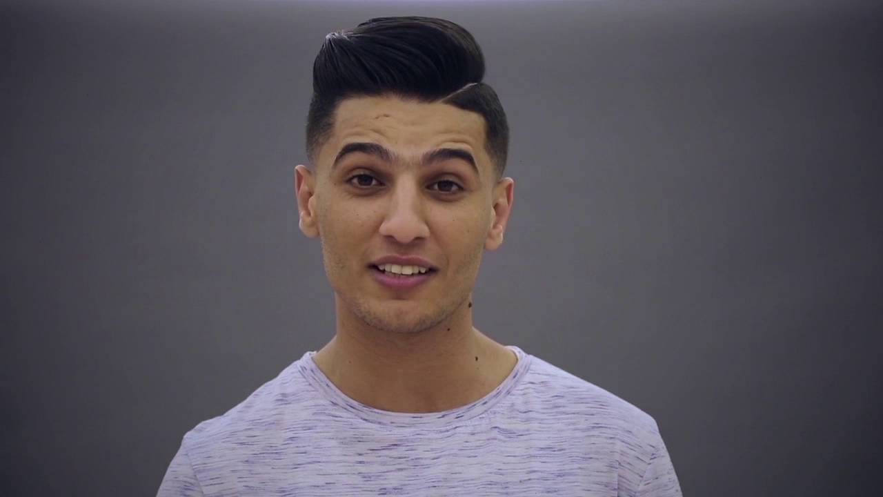 شاهدوا : محمد عسّاف في صورةٍ نادرة مع والديه... فمن يُشبه أكثر؟