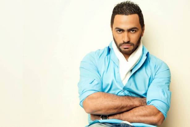 بالفيديو : هذا ما فعله تامر حسني مع سائق على الطريق!