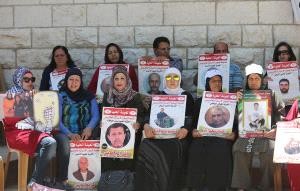 وقفة احتجاجية لأهالي الأسرى برام الله رفضًا لسرقة مخصصات الأسرى