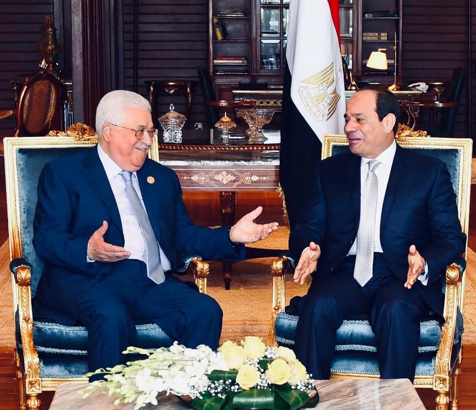 الرئيس "عباس" يلتقي نظيره المصري على هامش أعمال منتدى عالمي
