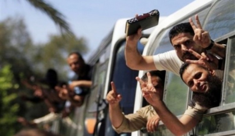 الاحتلال يقرر الإفراج عن أسيرين من الضفة وغزة اليوم