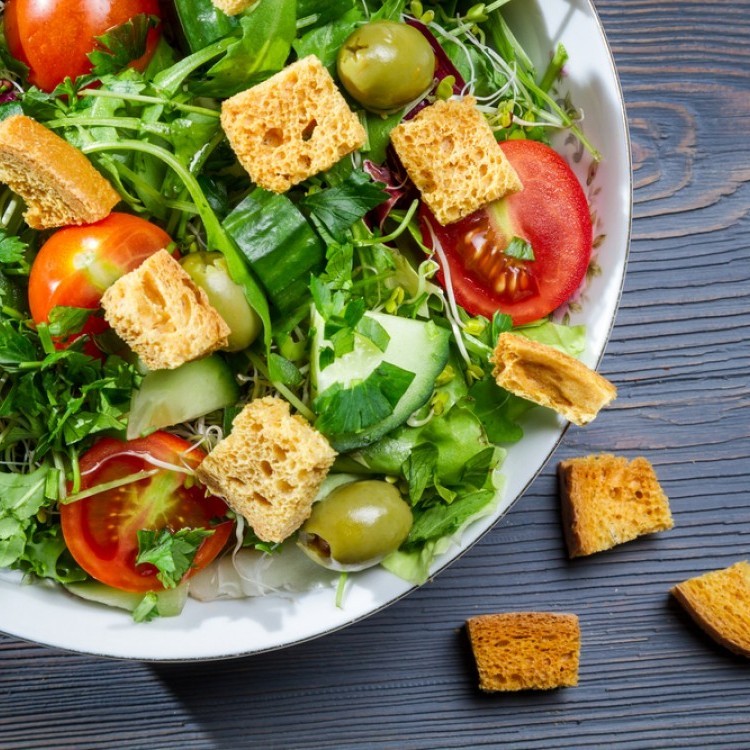 السلطة الخضراء بالصلصة الغنية