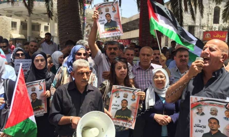 وقفة تضامنية مع الأسرى المضربين عن الطعام في طولكرم 