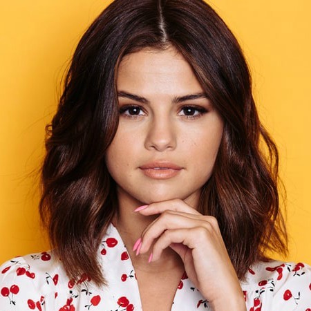 سيلينا غوميز تعود من إجازة ميلادها حزينة وحافية القدمين.. ما السبب؟