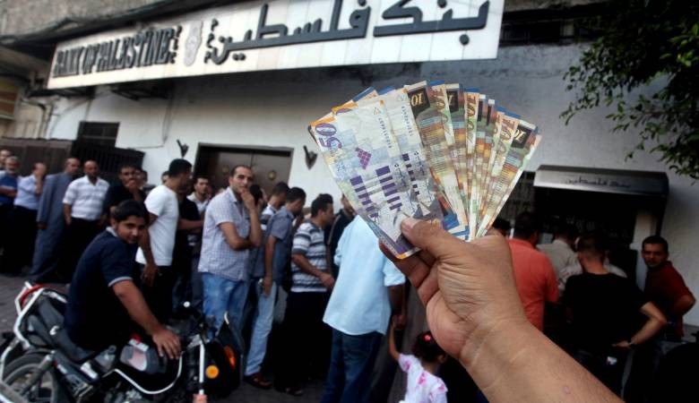 أبو جراد يكشف لـ"خبر" عن تطورات جديدة بشأن صرف رواتب موظفي السلطة بغزة
