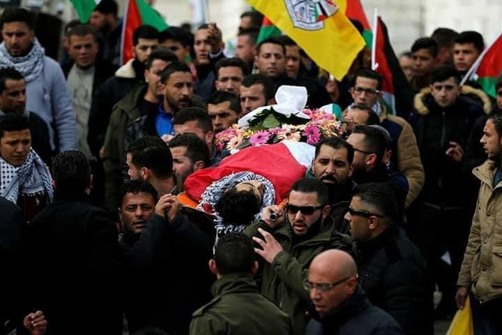 بالصور: جماهير رام الله تشيع جثمان الشهيد مصعب التميمي في دير نظام