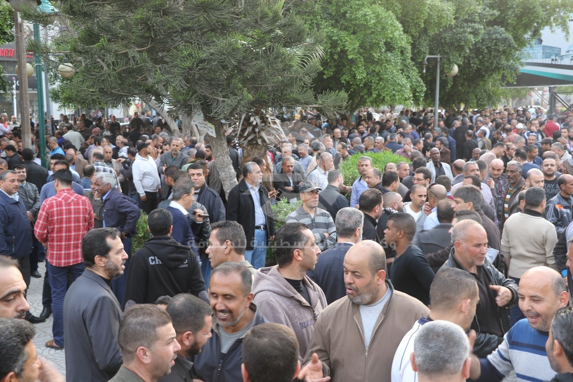 بالصور: الآلاف يحتشدون في ساحة الجندي بغزة رفضاً لخصومات الرواتب