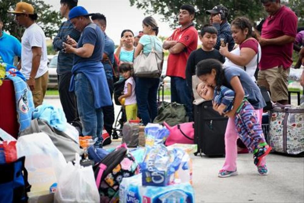 حاكم فلوريدا يدعو نحو 6,3 ملايين شخص لإخلاء منازلهم