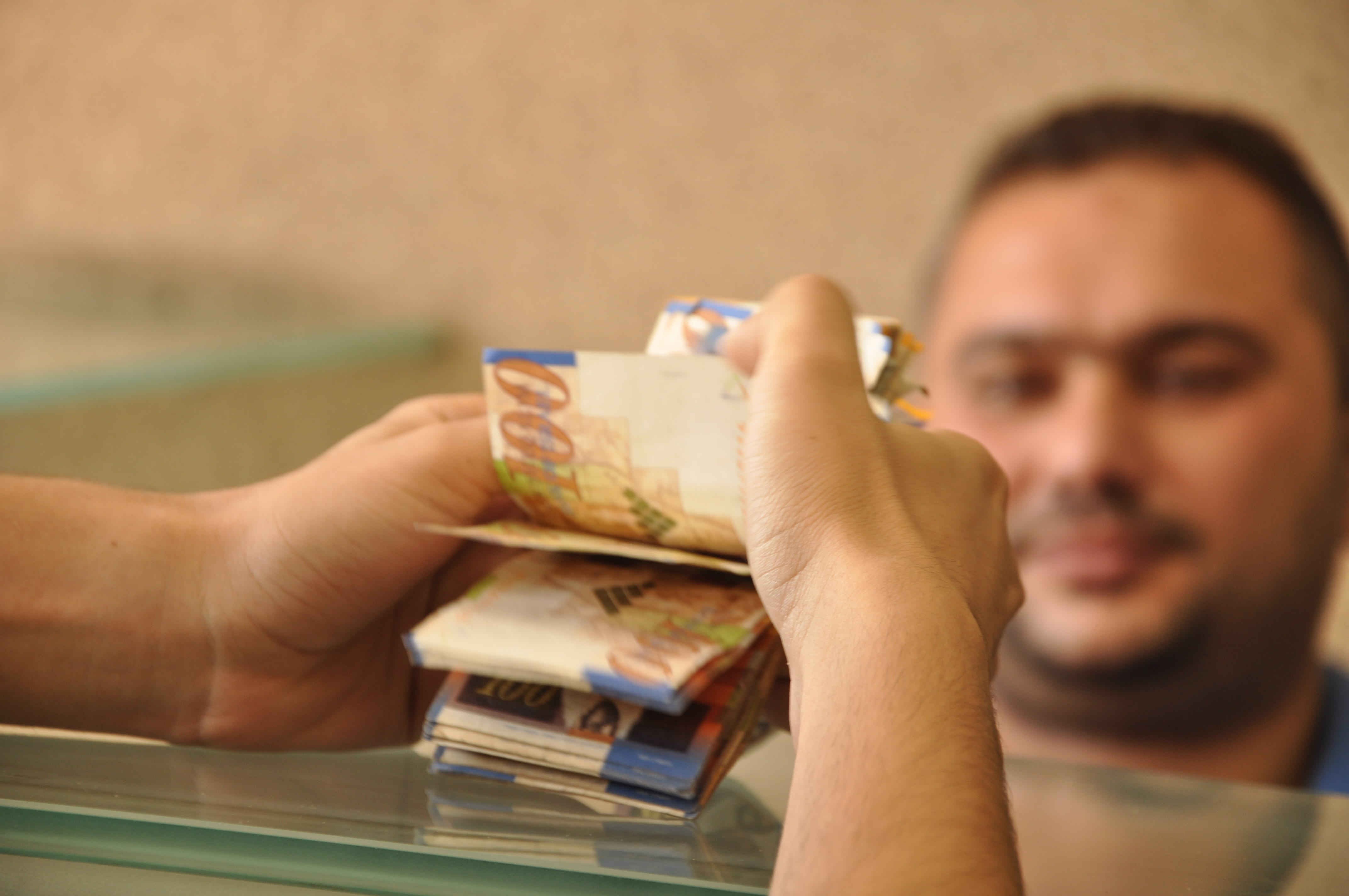 وزارة العمل تكشف عن موعد صرف رواتب المرحلة الثانية من بطالة تشغيل الخريجين