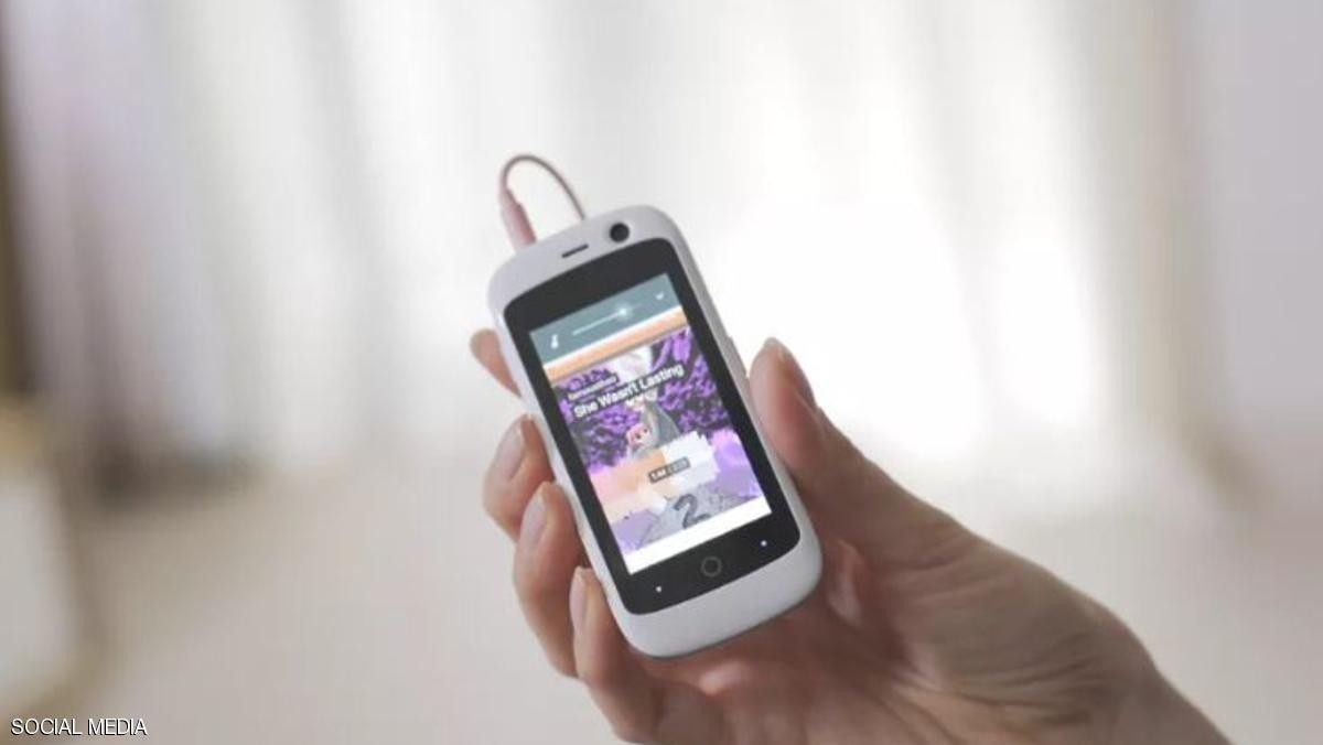 أصغر هاتف ذكي.. مزايا تنافس آيفون وغالاكسي