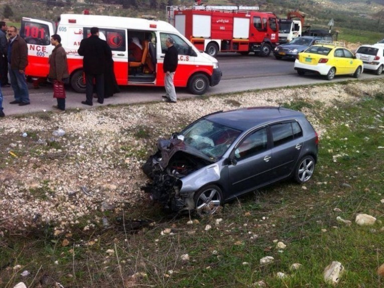 مصرع مواطن وإصابة سيدة وطفل جراء حادث سير غرب بيت لحم