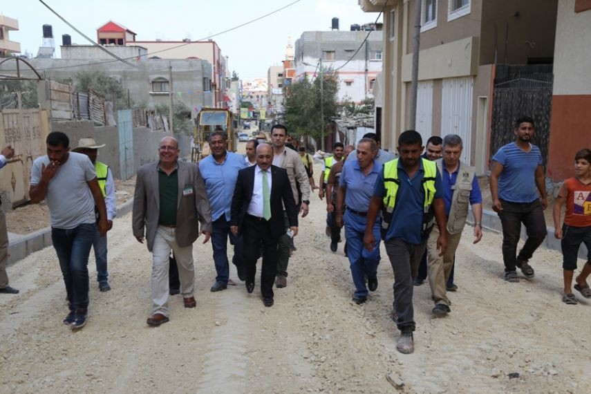 وزير الأشغال يتفقد مشاريع الطرق والبنية التحتية في خان يونس