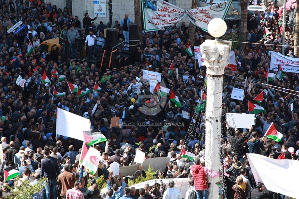 بالصور: تظاهرة حاشدة وسط رام الله رفضاً لقانون الضمان الاجتماعي
