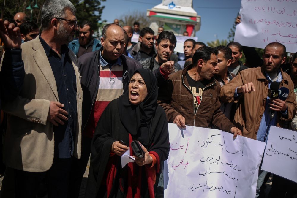 بالفيديو: موظفو "السلطة" بغزة يُحملون الرئيس مسؤولية عدم صرف رواتبهم
