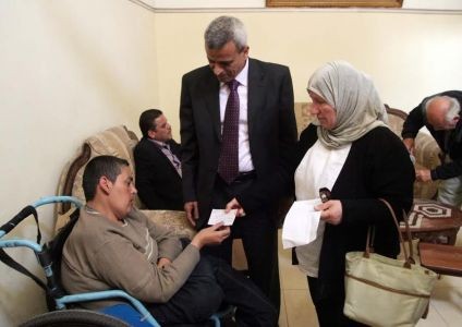 تسليم مكرمة رئاسية لعائلة معوزة في قلقيلية
