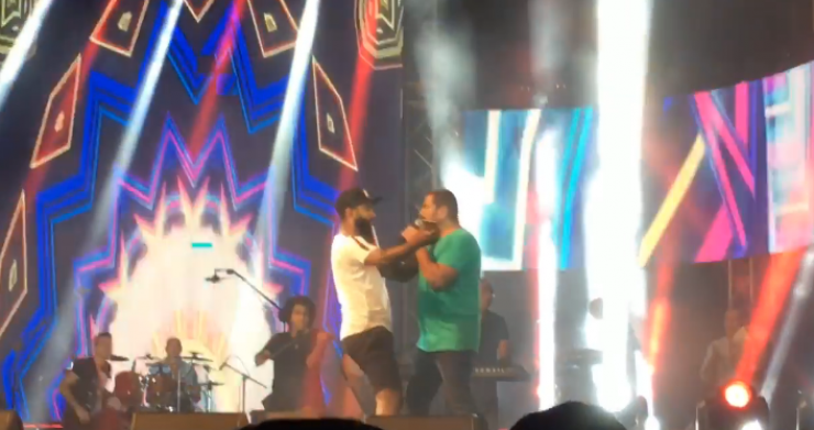 بالفيديو :  مُعجب اقتحم المسرح على عمرو دياب.. هكذا كانت ردة فعله!