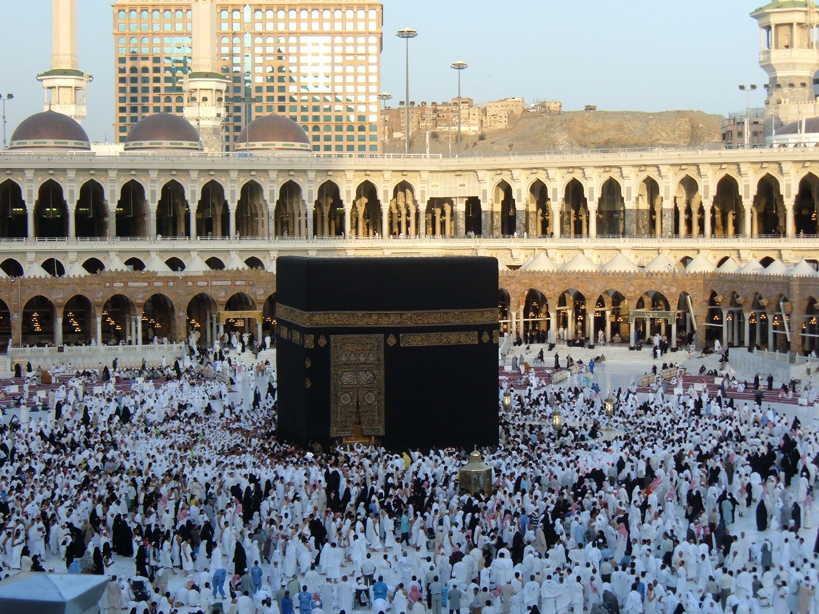مسلمو عدة دول من جنوب شرق آسيا يحرمون لمناسك العمرة من الأقصى