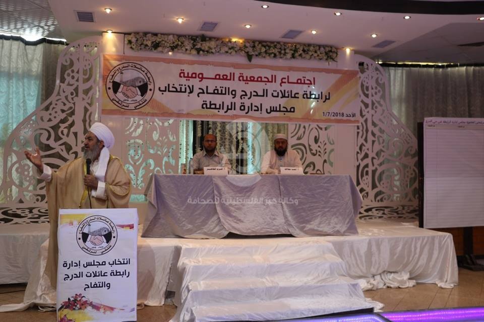 بالصور: أهالي حي الدرج والتفاح يزرعون بذرة شجرة "الرابطة"