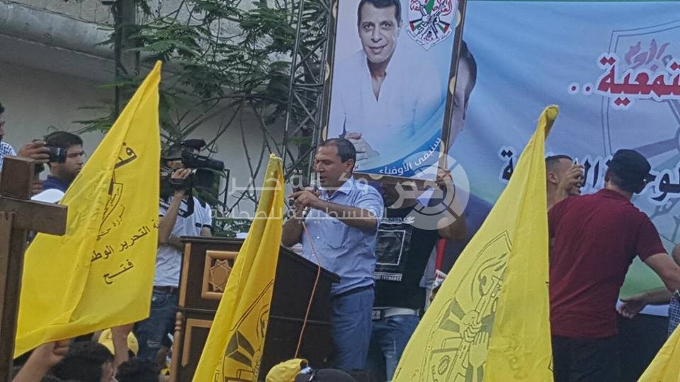 بالصور: آلاف الفتحاويين يحتشدون أمام منزل القيادي "دحلان" في خانيونس 