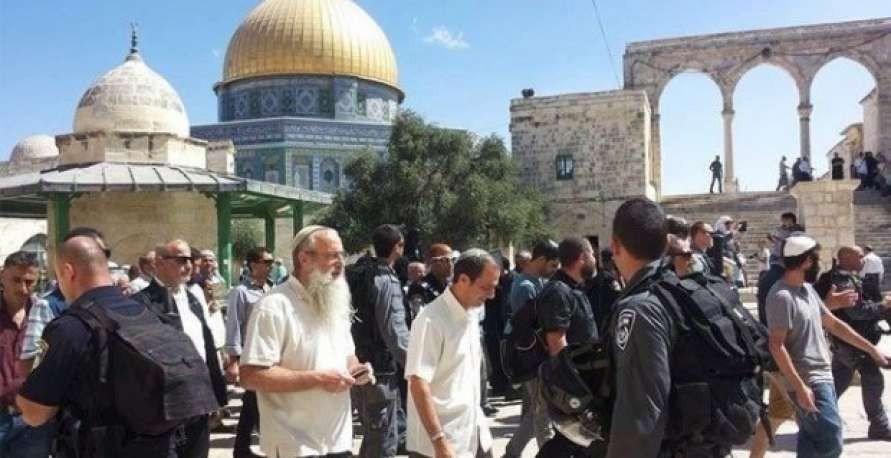عشرات المستوطنين يقتحمون الأقصى بحراسات مشددة