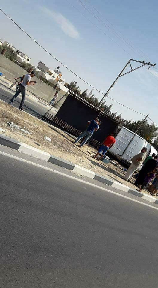 بالصور: مصرع سيدة وإصابة 3 آخرين بحادث انقلاب شاحنة شرق رفح