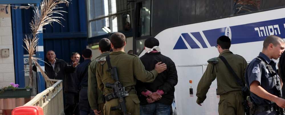 الاحتلال يصدر (41) أمراً بالاعتقال الإداري بحق أسرى