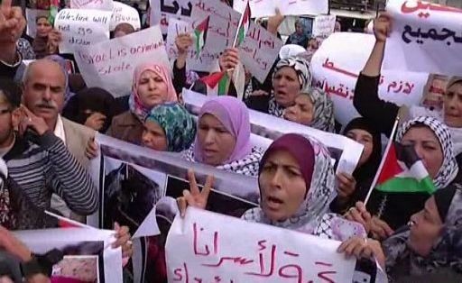 مسيرة لأهالي الأسرى في جنين وتواصل الوقفات التضامنية 