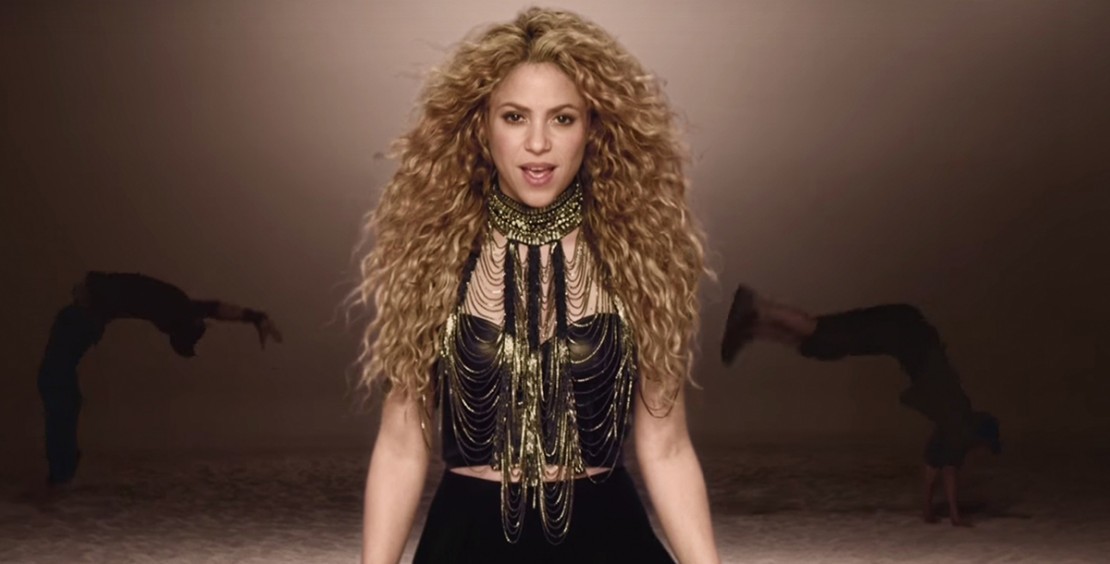 شاهد : ماذا يوجدُ داخل حقيبة شاكيرا؟