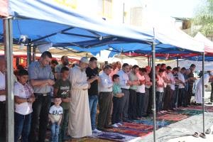 جماهير قلقيلية تؤدي صلاة الجمعة في ساحة مستشفى الوكالة