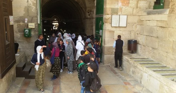 الاحتلال يخضع طلبة مدارس المسجد الأقصى للتفتيش الاستفزازي