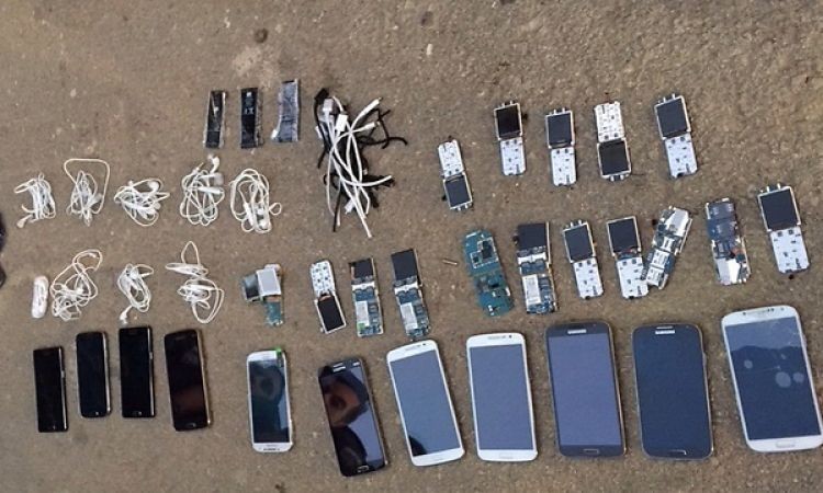 الاحتلال يسعى لوضع خطة لمنع تهريب أجهزة خلوية للأسرى